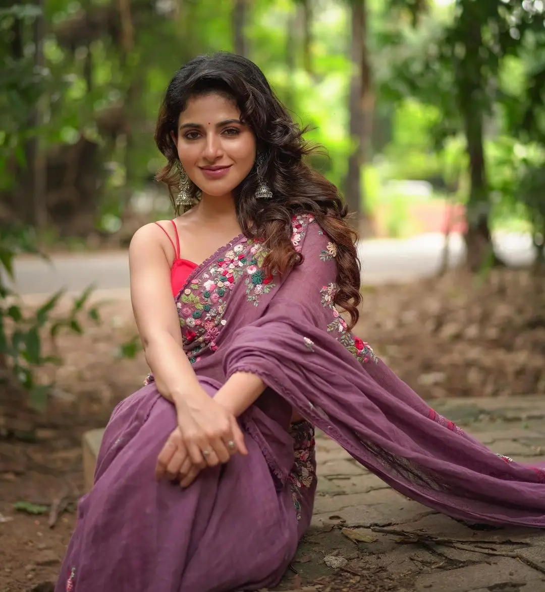INDIAN GIRL ISWARYA MENON IN TRADITIONAL VIOLET SAREE SLEEVELESS RED BLOUSE 8